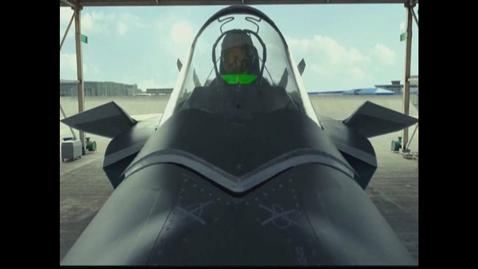 Jato chinês J-20 está pronto a ser usado