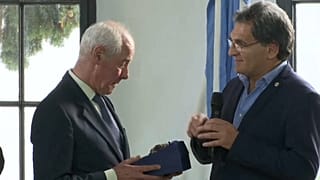 Familias argentinas rinden homenaje a un soldado británico de las Malvinas