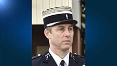 Gyűlnek a virágok a csendőrség előtt Carcassonne-ban