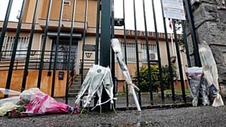 L'omaggio dei cittadini di fronte al commissariato di Trèbes