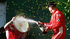 Vettel celebra triunfo dando "banho" ao estratega da Ferrari, Inaki Rueda