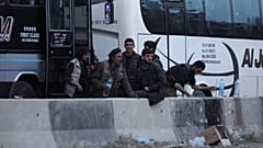 Des rebelles attendent d'être évacués de la Ghouta orientale