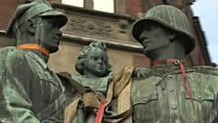 В Легнице снесли памятник "двум Иванам"