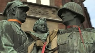 В Легнице снесли памятник "двум Иванам"