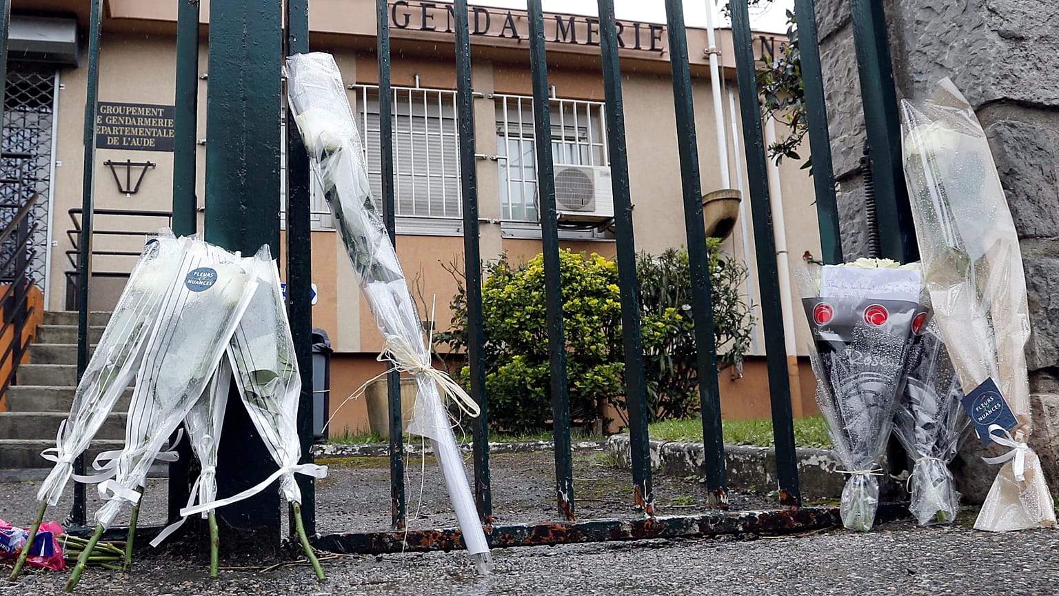 Dois dias depois do ataque troca-se o terror pelas flores