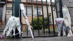 Dois dias depois do ataque troca-se o terror pelas flores
