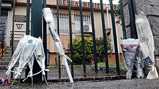 Dois dias depois do ataque troca-se o terror pelas flores