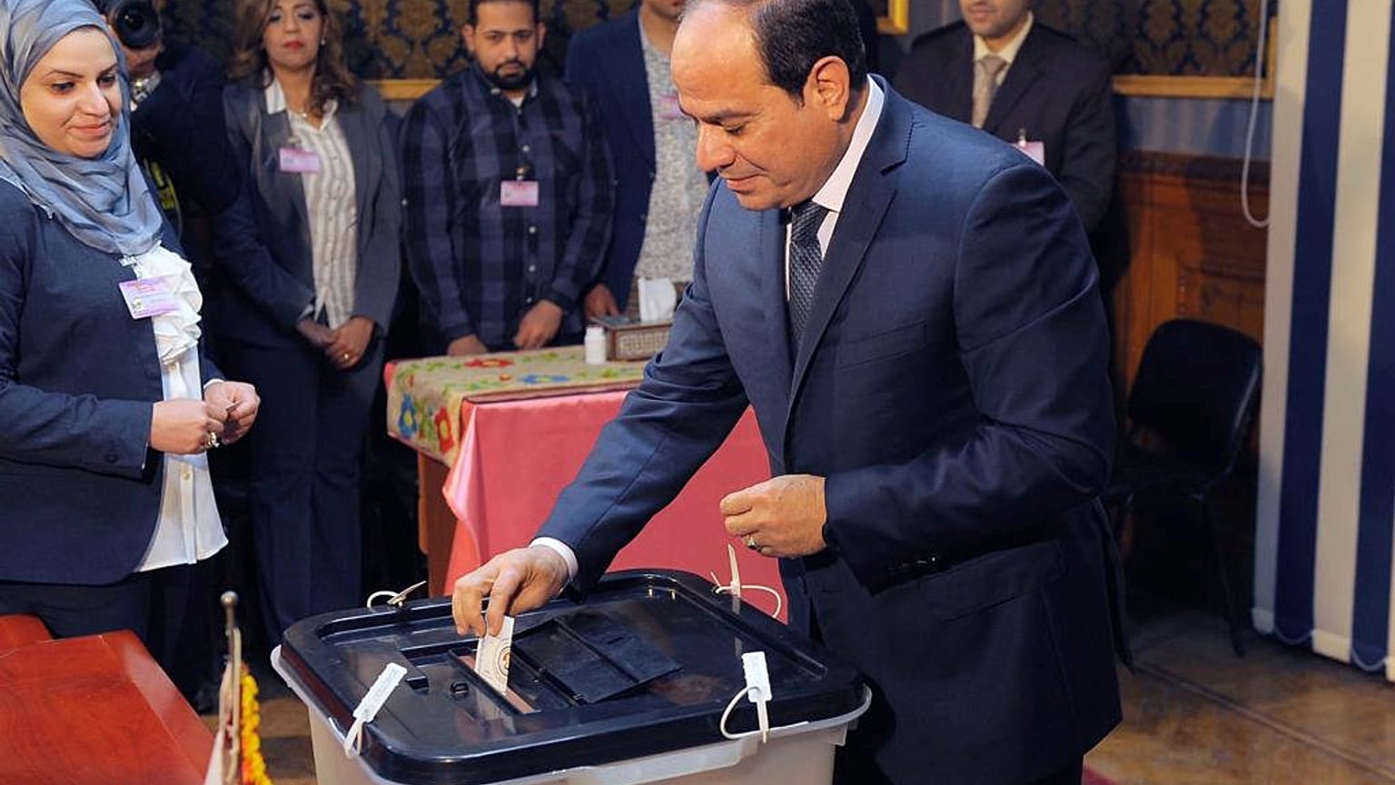 شاهد: السيسي يدلي بصوته في انتخابات الرئاسة المصرية 