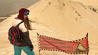 Orangener Schnee auf Skipisten in Osteuropa