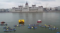 Budapest: Greenpeace sul Danubio per dire no al nucleare Paks II