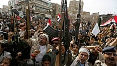   حوثی‌ها در راهپیمایی عظیم: موشک جواب حملات هوایی است