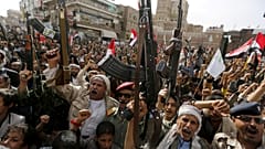 بالفيديو: الحوثيون يستعرضون قوتهم في صنعاء بحلول الذكرى الثالثة للحرب اليمنية
