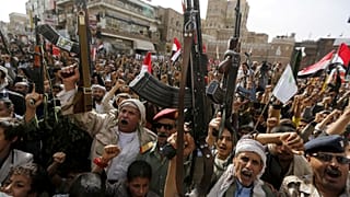 بالفيديو: الحوثيون يستعرضون قوتهم في صنعاء بحلول الذكرى الثالثة للحرب اليمنية
