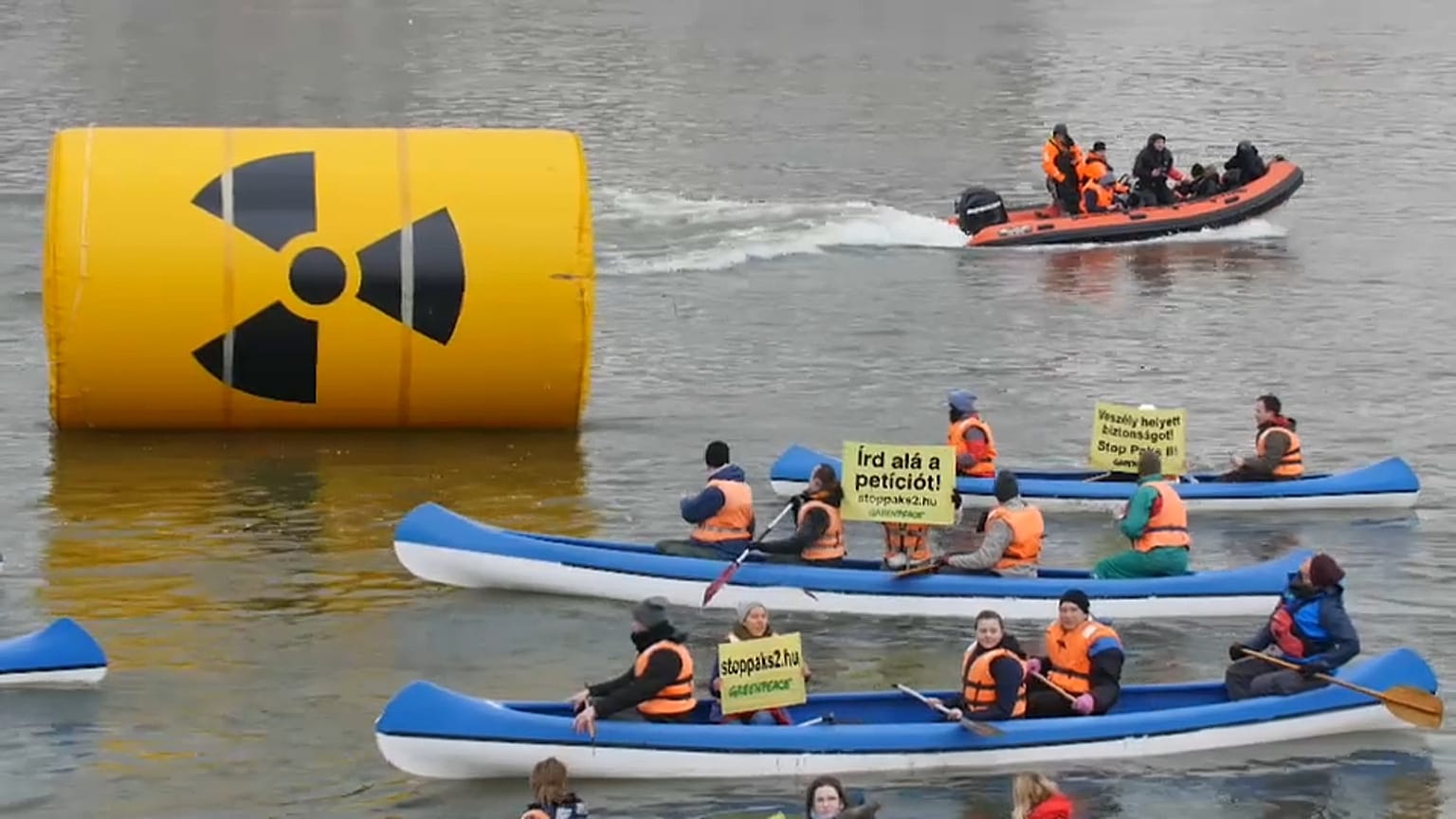 Greenpeace protesta no Danúbio contra resíduos nucleares 