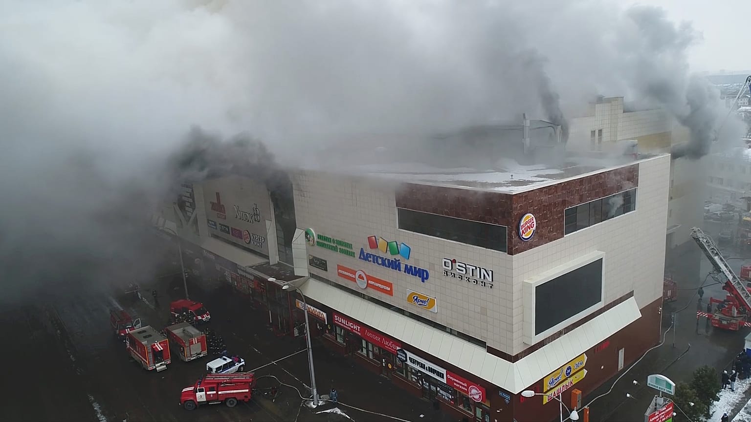 Edifício de cinco pisos, incluindo um subterrâneo, pegou fogo pelo topo