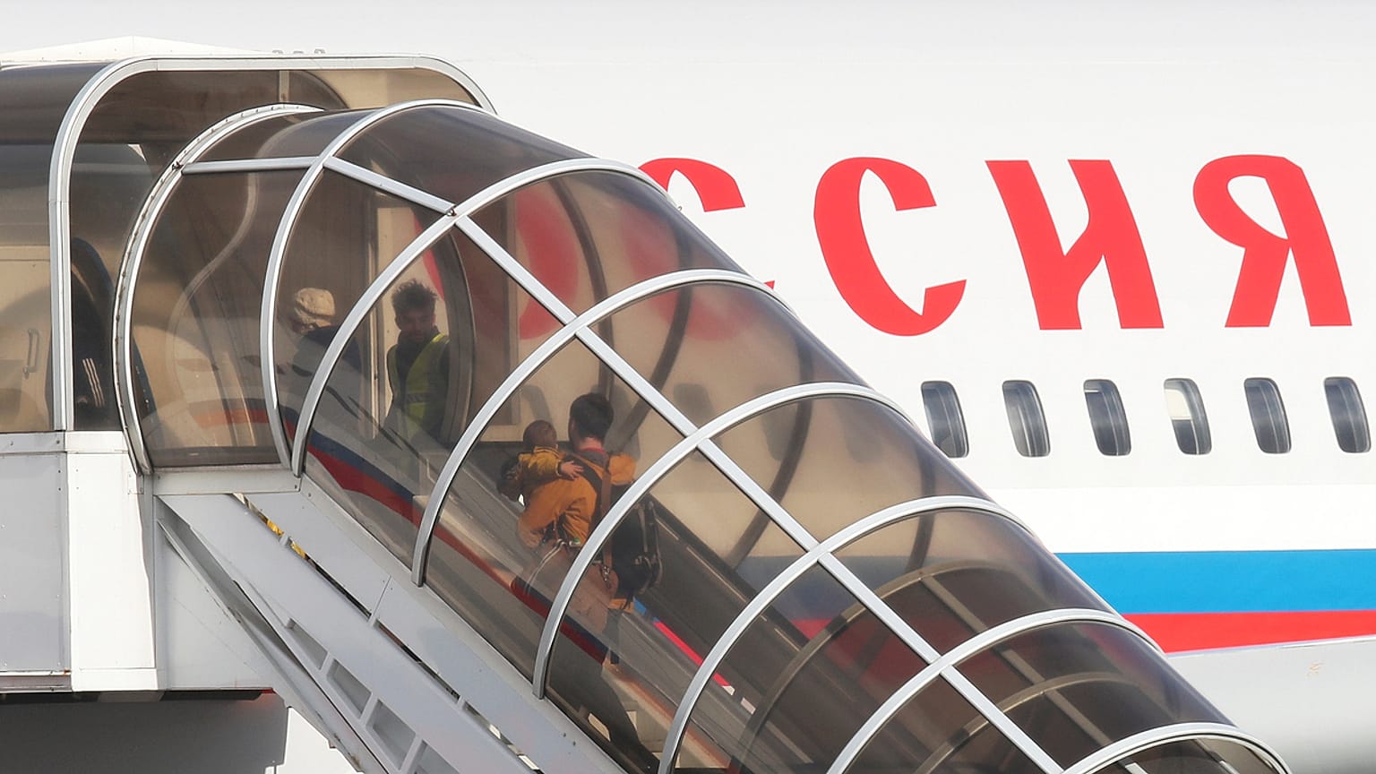 Kiutasított felnőttek és gyerekek szállnak fel Londonban a különgépre