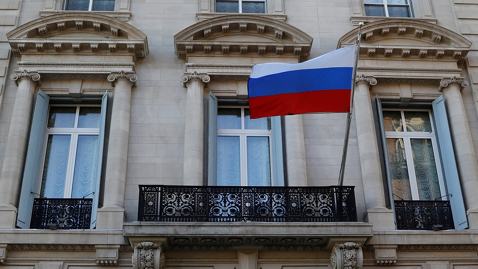 США высылают 60 российских дипломатов, ЕС - 30
