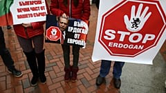 Tüntetők várták Várnában Erdogan török elnököt