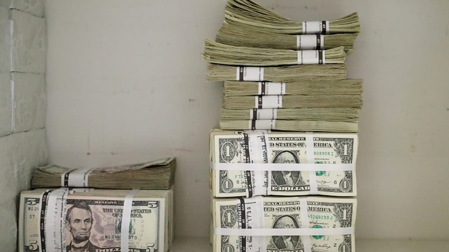 أوراق نقد من فئات مختلفة من الدولار الأمريكي في شركة بفيينا 