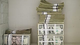 أوراق نقد من فئات مختلفة من الدولار الأمريكي في شركة بفيينا