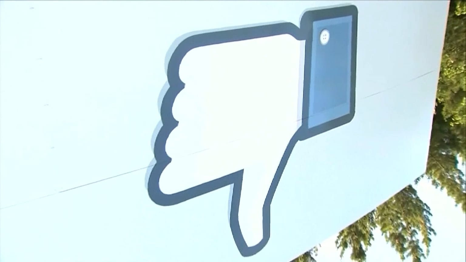 Nuovo tonfo di Facebook in borsa