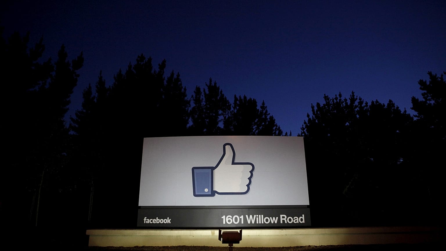 Das Eingangsschild von Facebook in Menlo Park