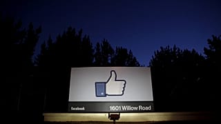 Das Eingangsschild von Facebook in Menlo Park
