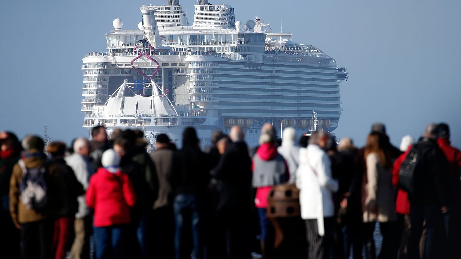 Mega-Kreuzfahrtschiff auf Jungfernfahrt
