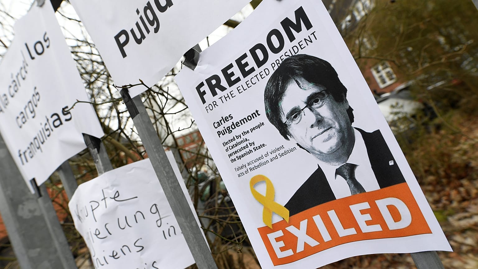 La solidarietà a Puigdemont all'esterno del carcere di Neumünster