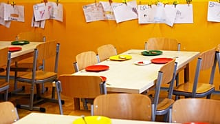 Francia, Macron annuncia la scuola dell'obbligo a partire dai 3 anni