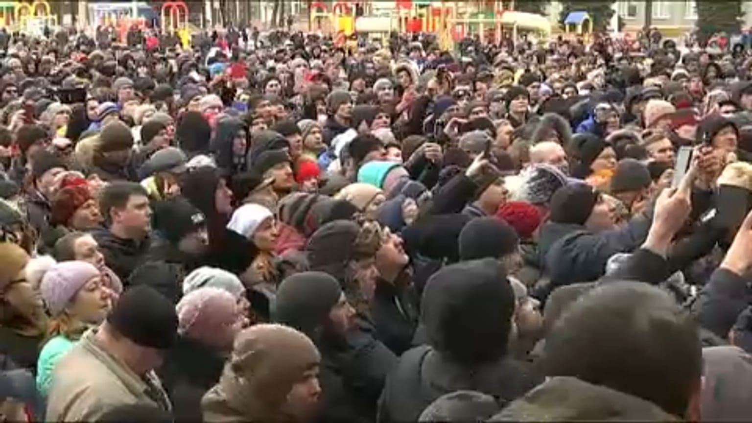 Dühös tüntetés a plázatűz után