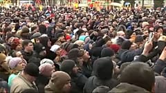 Dühös tüntetés a plázatűz után