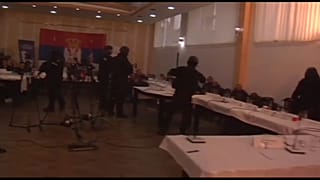 شرطة كوسوفو تهاجم مكان الاجتماع