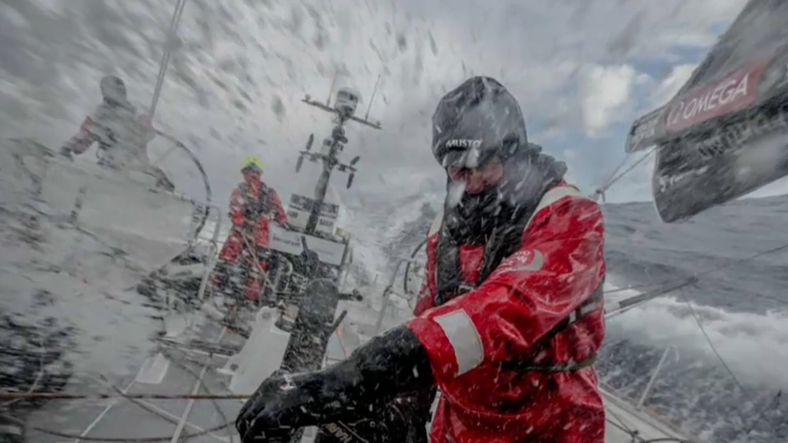 Volvo Ocean Race'de denizci kayboldu