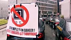 Los taxistas bloquean Bruselas para protestar contra UBER 