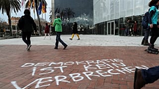 Vor dem Konsulat in Barcelona nach der Verhaftung Puigdemonts in Schleswig.