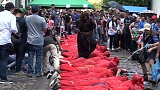 مردم السالوادور رسیدن فصل عید پاک را با شیطان پوشی و شلاق زنی آغاز کردند