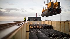 Leitungsrohre werden auf der Insel Rügen verladen