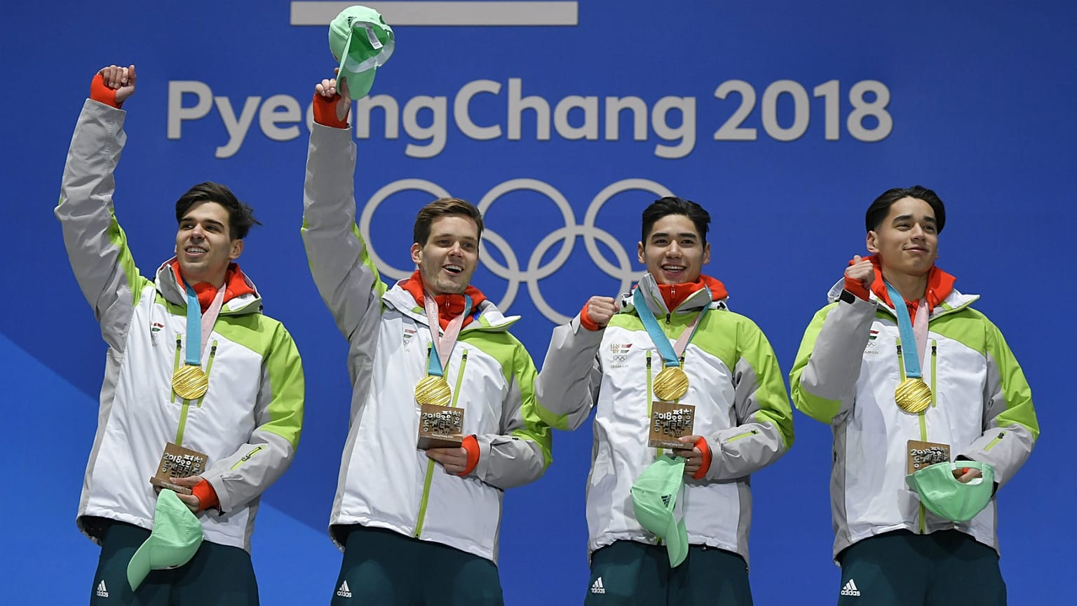 A győztes magyar válogatott tagjai az éremátadáson a phjongcshangi olimpián