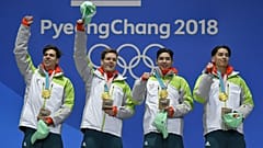 A győztes magyar válogatott tagjai az éremátadáson a phjongcshangi olimpián