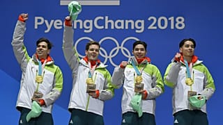 A győztes magyar válogatott tagjai az éremátadáson a phjongcshangi olimpián