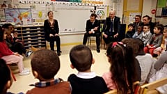 Президент Франции Макрон на показательном уроке в детском саду