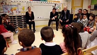 Президент Франции Макрон на показательном уроке в детском саду
