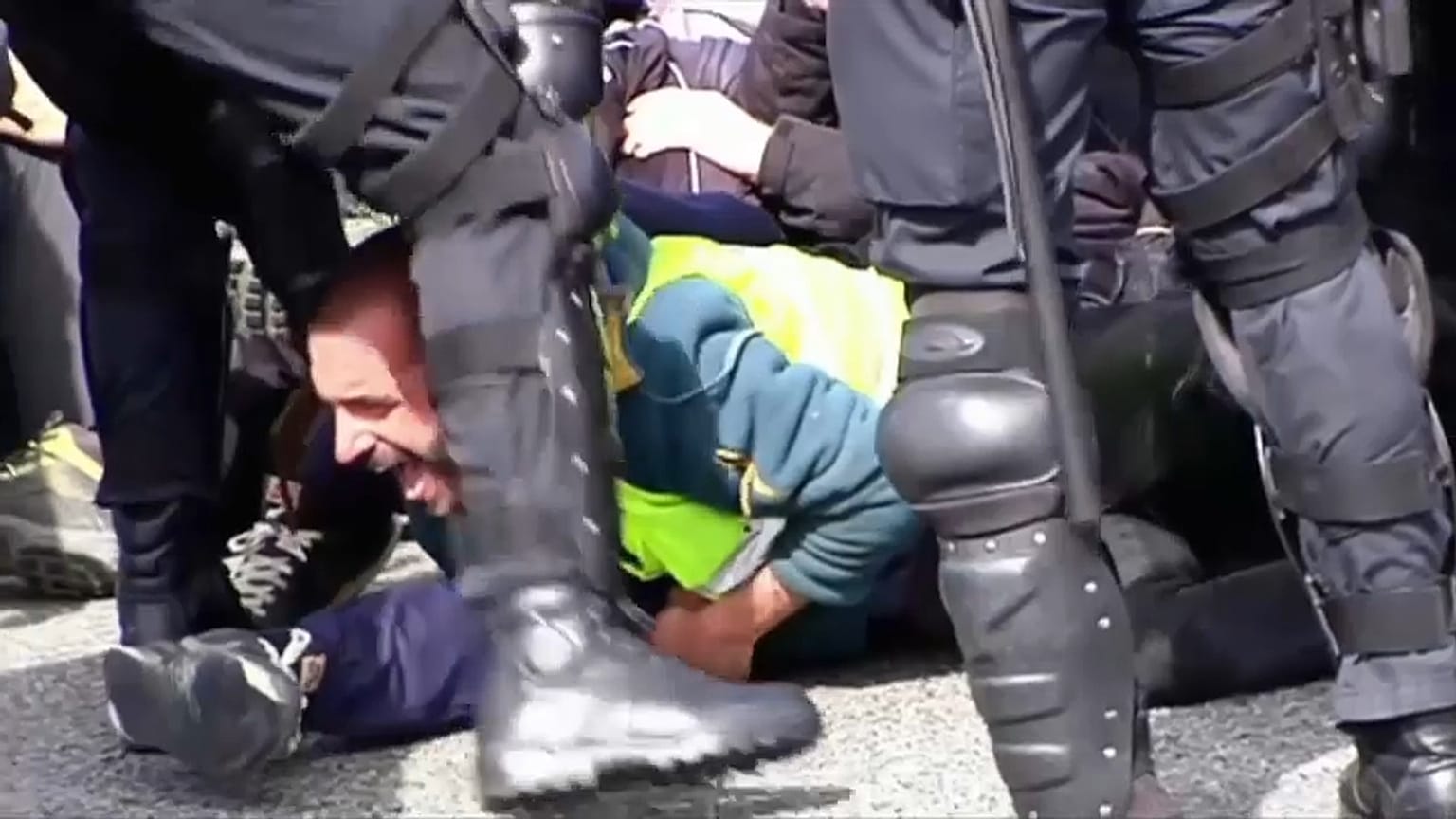 Catalan police break up pro-independence motorway protest 