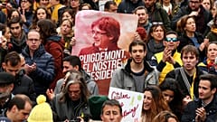 Demonstranten mit einem Plakat von Carles Puigdemont