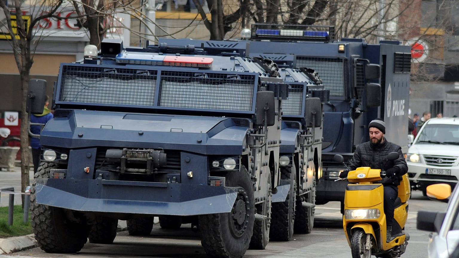 Carros blindados nas ruas de Mitrovica, no Kosovo