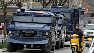 Carros blindados nas ruas de Mitrovica, no Kosovo