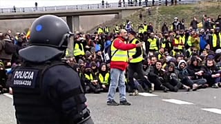 Katalonya'da bağımsızlık yanlıları otoyolu kapattı
