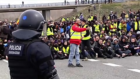 Katalonya'da bağımsızlık yanlıları otoyolu kapattı