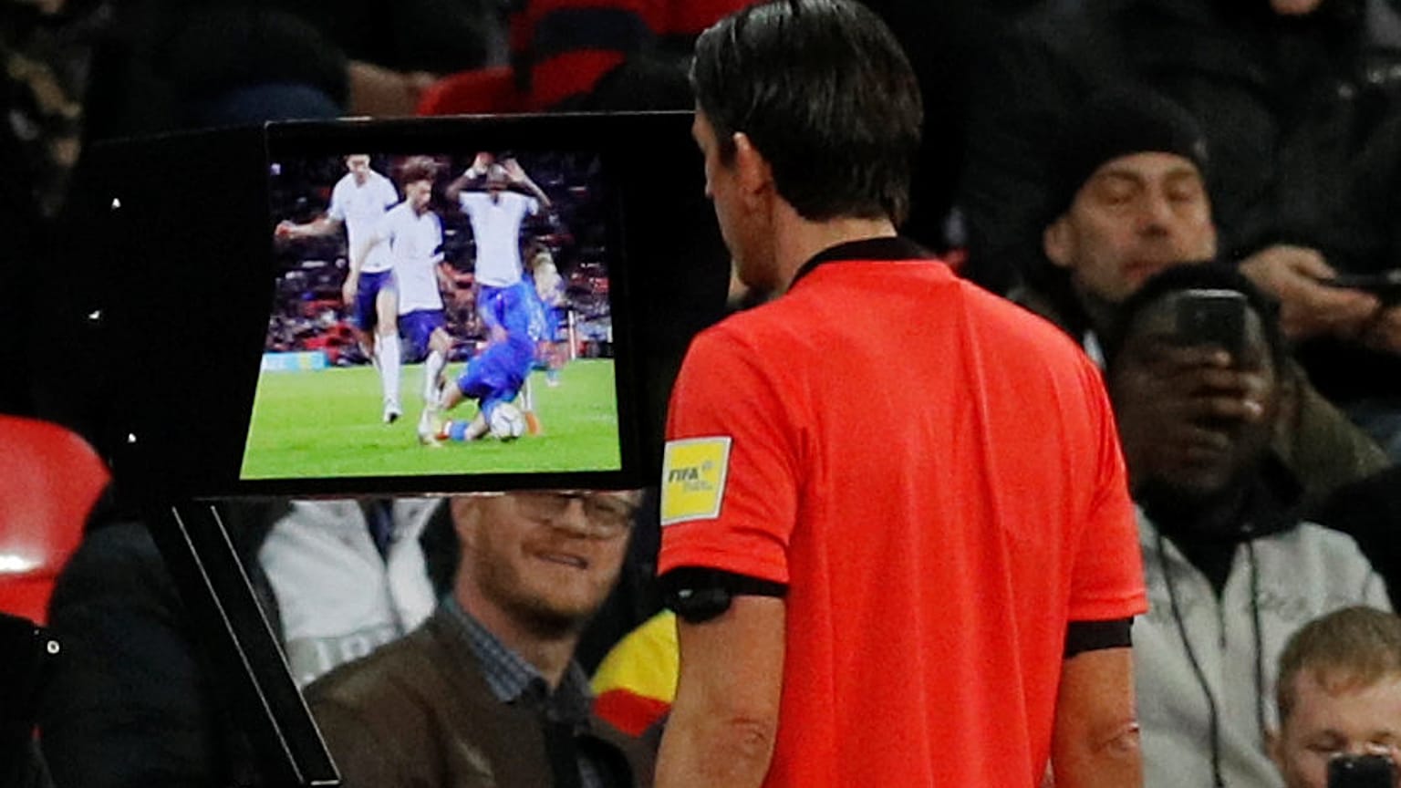 L'arbitro Aytekin consulta la VAR prima di assegnare il rigore all'Italia. 